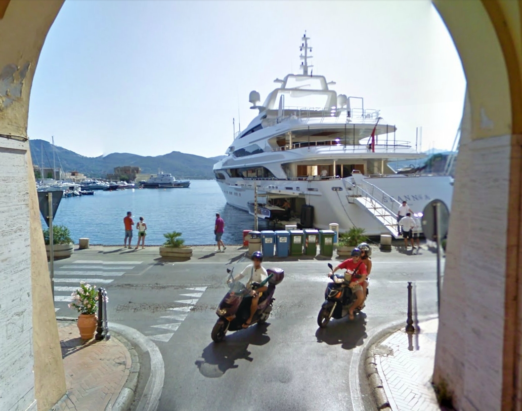 Darsena yachts e barche a vela davanti Hotel Ape Elbana Isola d'Elba